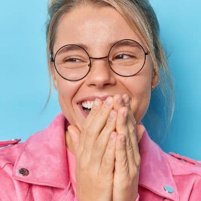 Tienes las encías retraídas y un riesgo que no conoces: el problema dental de la edad