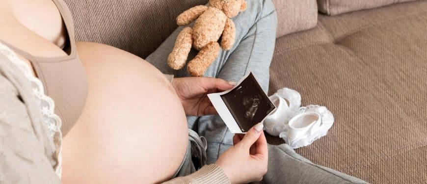 El virus común que se esconde en la saliva de los niños y que pone en riesgo el desarrollo de tu bebé
