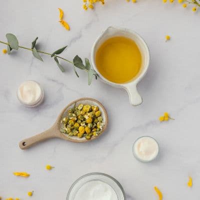 El Bálsamo Calmante: Usa la manzanilla para apagar el enrojecimiento de la piel post-depilación