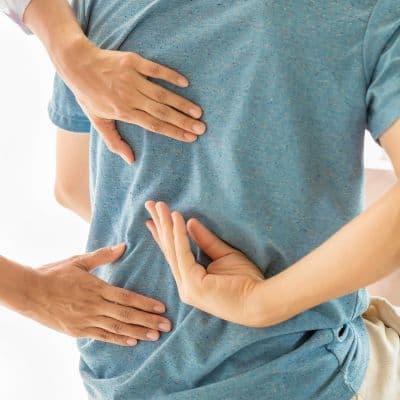 Hiperlordosis lumbar: causas y ejercicios correctivos