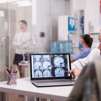 Tics faciales y espasmos: Diferencias, causas y cuándo consultar a un neurólogo