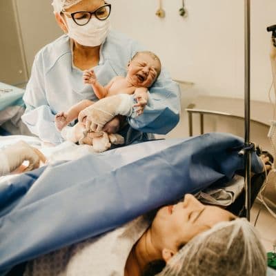 Cuándo el color de los loquios indica una infección posparto