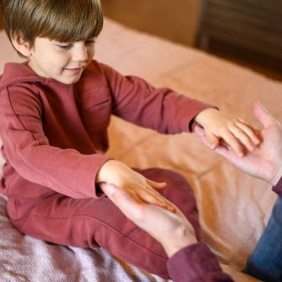 Si ves estas callosidades en los dedos de tu hijo, debéis hablar: Una señal física de alerta
