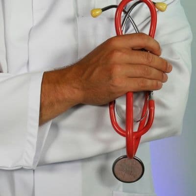 Esa "bola" dura que notas al tocarte el cuello y que parece desplazarse ligeramente bajo tus dedos