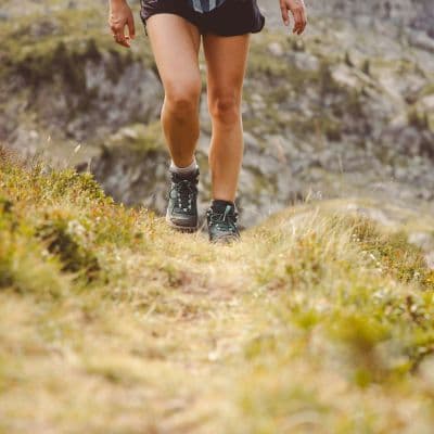 El ajuste correcto de las botas de montaña para prevenir la paroniquia traumática en el descenso