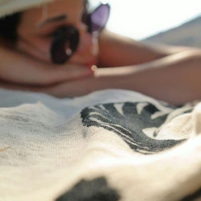 Cómo calmar un eritema solar intenso sin usar remedios caseros peligrosos