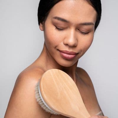 Dry Brushing (Cepillado en seco): Drenaje linfático casero