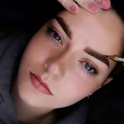 Extensiones de cejas pelo a pelo: qué son y cómo se hacen