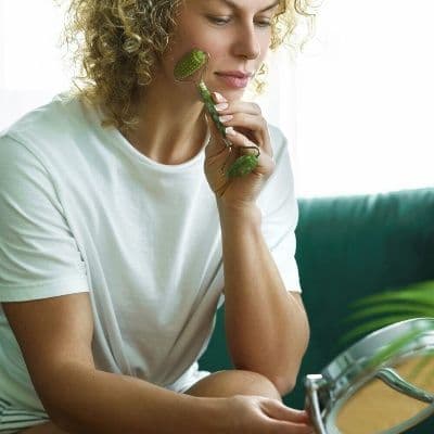 El desajuste hormonal que llena tu cara de granitos y vello fuerte tiene solución