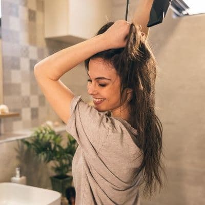Secar el pelo al aire sin que se encrespe: la guía paso a paso