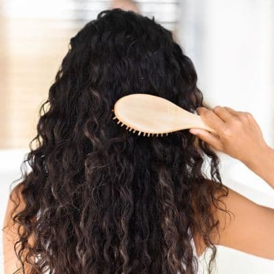 La ciencia del frizz: por qué se encrespa tu pelo y cómo evitarlo