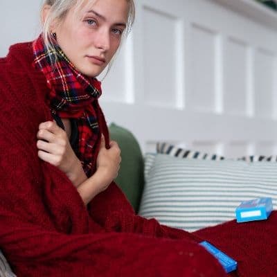 Tus dedos están rojos y fríos, pero no es solo por el invierno: el aviso de que tu inmunidad está alterada