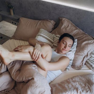 El corrector de espalda para dormir: cuándo es seguro usarlo y evitar el dolor al despertar‘