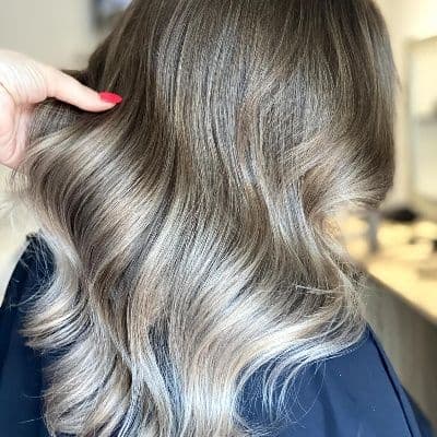 La técnica de mechas que hace que las canas parezcan elegidas, no sufridas