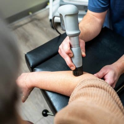 El peligro de no usar un cabestrillo transpirable: por qué el sudor infecta tu piel bajo el soporte