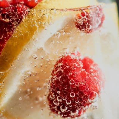 El secreto de los cítricos que consigue deshinchar esos "gusanos azules" de tus piernas