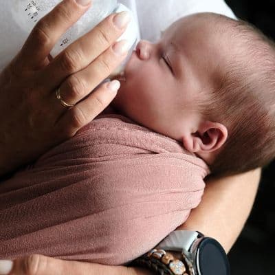 La razón por la que el primer líquido que sale de tu pecho es más valioso que la leche