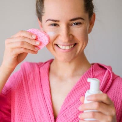 Cómo se aplica el tónico facial: métodos (algodón vs. manos), cuándo usarlo y qué ingredientes buscar