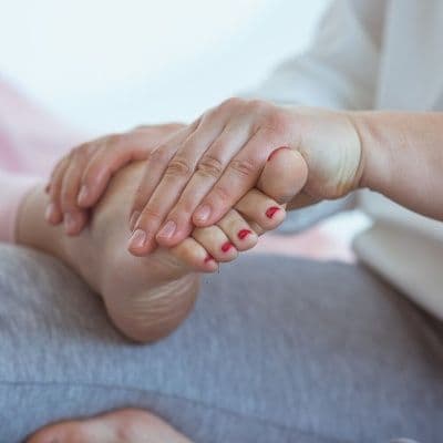 El mapa secreto bajo tus pies: el punto de presión que calma tu estrés y ansiedad en segundos
