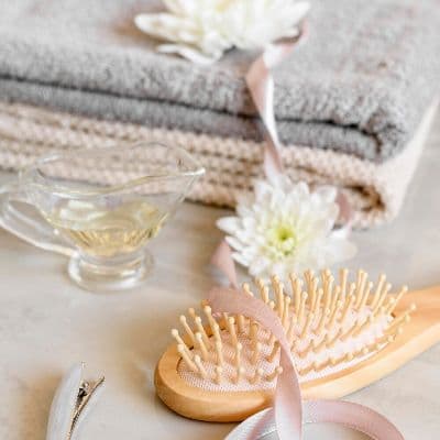 Cómo limpiar tu cepillo del pelo para evitar que engrase y dañe tu melena