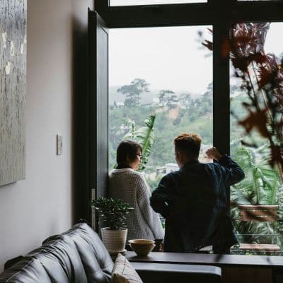 La flor de colores vivos que "fabrica" oxígeno mientras duermes para que respires mejor