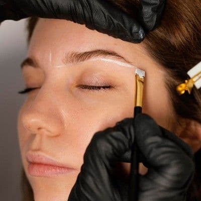 El secreto de unas cejas fijas: los ingredientes que imitan el laminado
