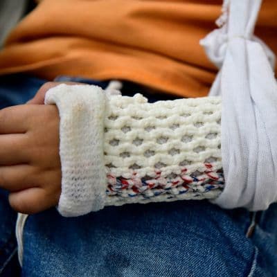 ¿Está mal puesto el cabestrillo pediátrico? El error de ajuste que frena el crecimiento del brazo de tu hijo