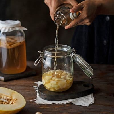 El bótox bebible de las abuelas: Por qué este líquido caliente cura tu intestino y tu piel