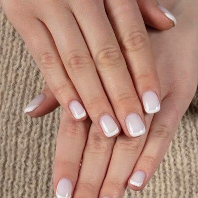 La manicura francesa vuelve, pero no como la recordabas antes