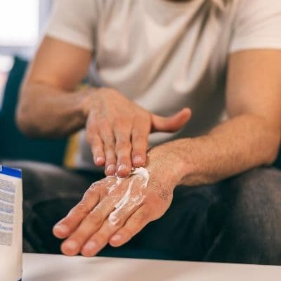 Ketoconazol en crema: usos dermatológicos y diferencias con la forma oral