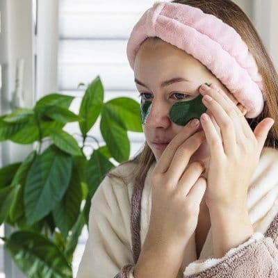 Te has levantado con las bolsas de los ojos a punto de estallar: el truco del frío que las drena en segundos.