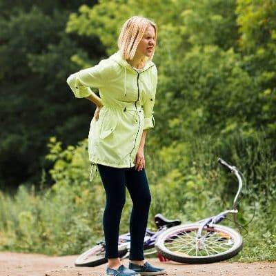 Huesos frágiles, cansancio y cálculos renales: la glándula que podría estar detrás