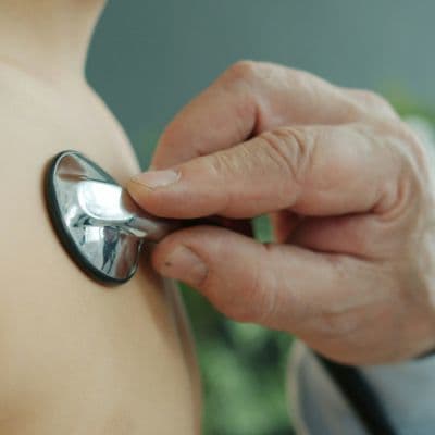 ¿Granitos rojos por el calor? Cómo calmar la sudamina en bebés y niños