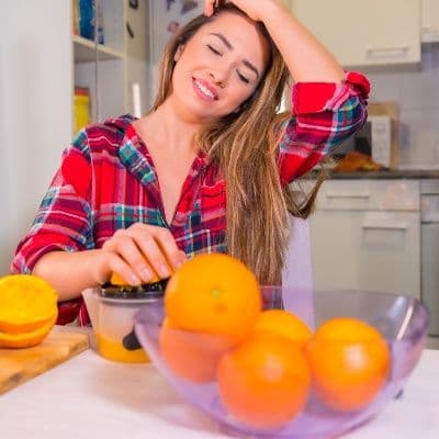 Sientes cansancio extremo y tus músculos fallan: la falta de vitamina B1 que "apaga" tu metabolismo