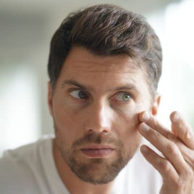 Las 5 mejores cremas antiojeras para hombre que sí funcionan