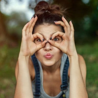 Esos "gusanos" transparentes que flotan en tu visión: Qué son y cuándo correr al médico