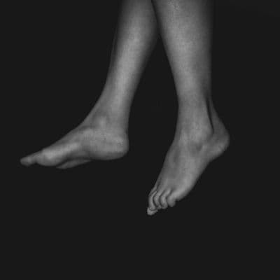 Sientes que la uña se clava hacia la base: la señal que casi todos confunden