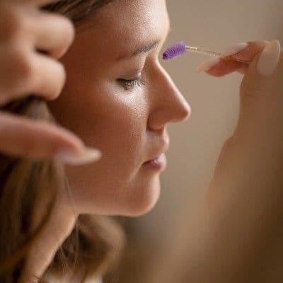 Cejas despobladas: causas médicas y soluciones reales más allá del maquillaje