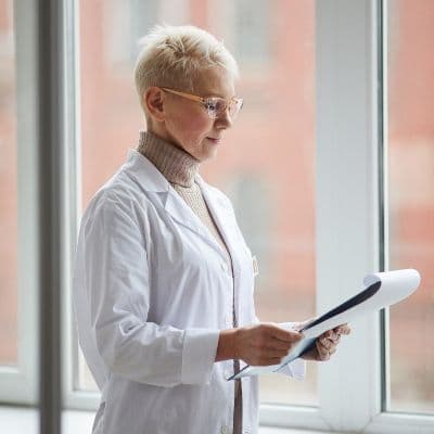 Qué es el síndrome de la bata blanca y cómo controlarlo