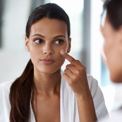 Tus párpados están rojos y escamosos cada mañana y ya has probado tres cremas de contorno de ojos sin éxito