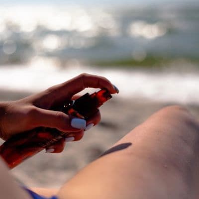 Cosmética imprescindible en tu neceser de verano: lo que no puede faltar en tu maleta estas vacaciones