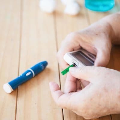 Por qué la glucemia descontrolada es la verdadera causa del Hígado graso (y no solo el alcohol)