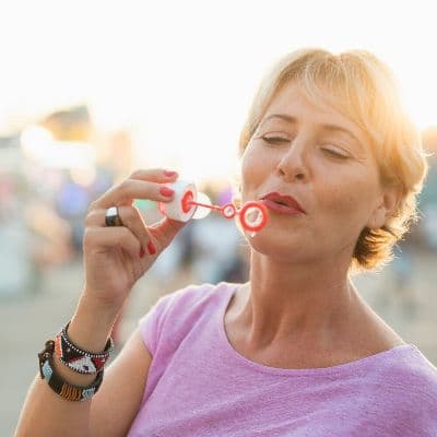 Astaxantina en menopausia: la ayuda no hormonal contra sofocos, dolor articular y sequedad