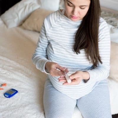 El virus común que se esconde en la saliva de los niños y que pone en riesgo el desarrollo de tu bebé