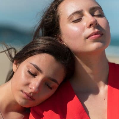 Los granitos rojos que salen con el calor no son alergia: qué es la miliaria y cómo aliviarla