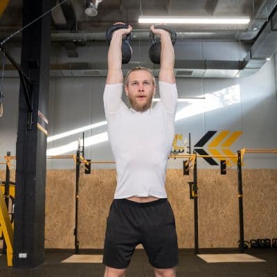 Elevaciones laterales con mancuernas: la técnica para unos hombros redondos