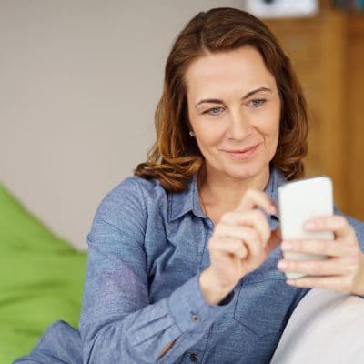 ¿Dolor de pulgar al usar el móvil? Podría ser rizartrosis. Así puedes prevenirlo