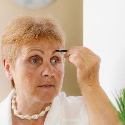 Alopecia fibrosante frontal: por qué las cejas desaparecen primero