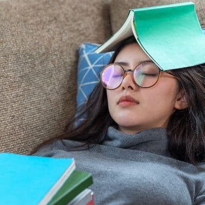 El cristal azulado que muchos usan para combatir el insomnio: qué dice la ciencia