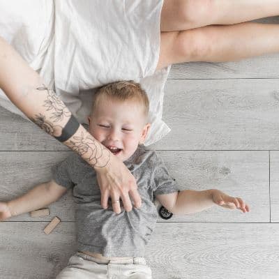 Tinta y leche materna: Lo que dicen los estudios sobre si las micropartículas llegan a tu bebé